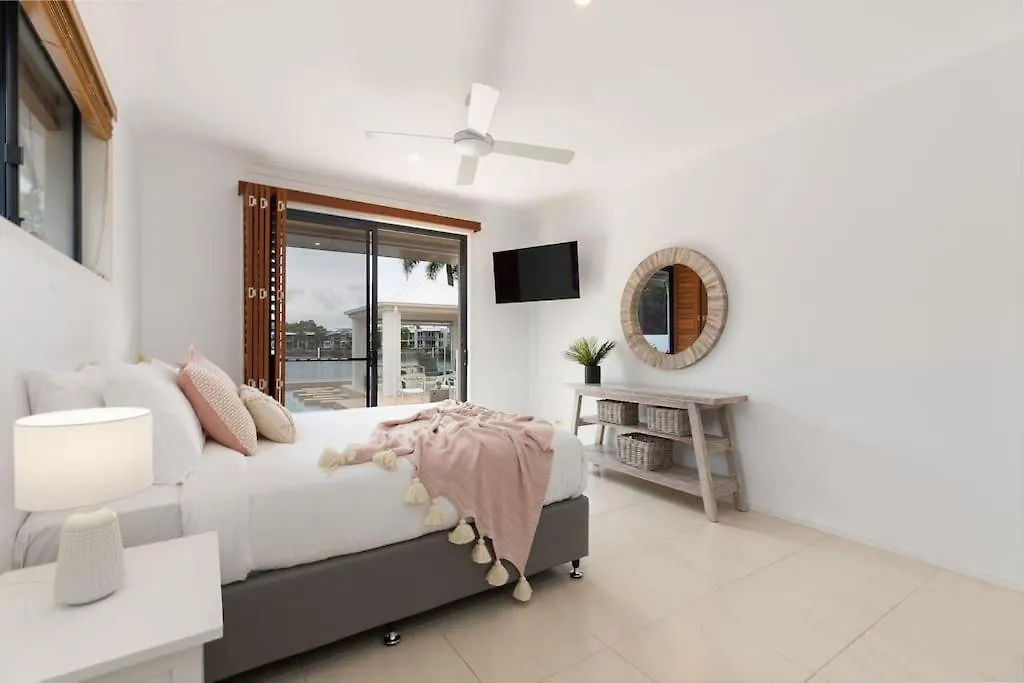 Stunning Waterfront Coastal Retreat, Sleeps 13 Villa Twin Waters Semesterbostad
