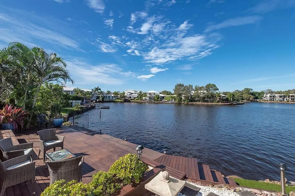 Stunning Waterfront Coastal Retreat, Sleeps 13 Villa Twin Waters Semesterbostad