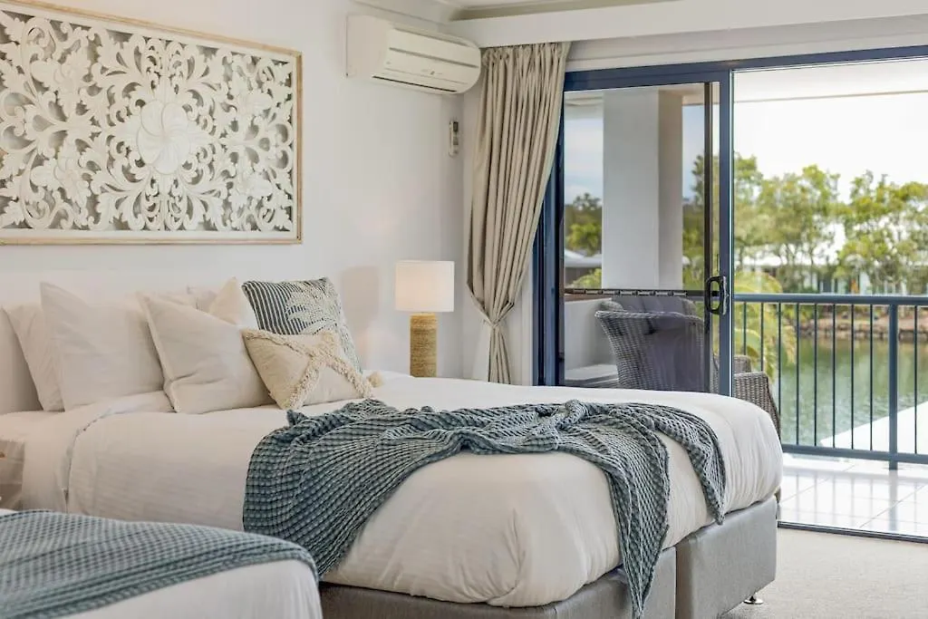 Stunning Waterfront Coastal Retreat, Sleeps 13 Villa Twin Waters Semesterbostad