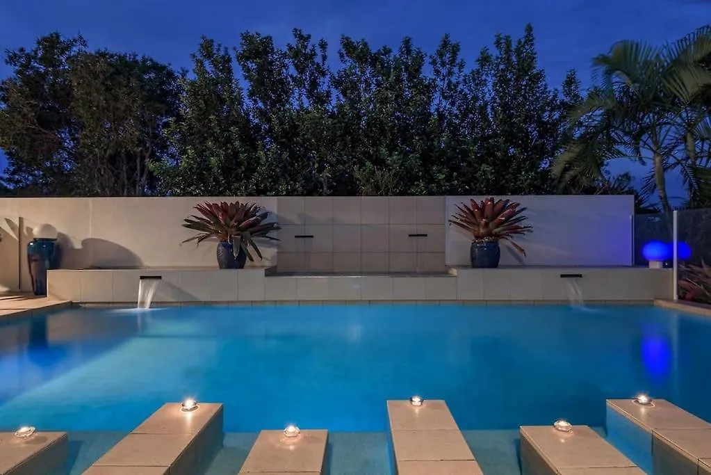Vila Stunning Waterfront Coastal Retreat, Sleeps 13 Twin Waters Austrálie