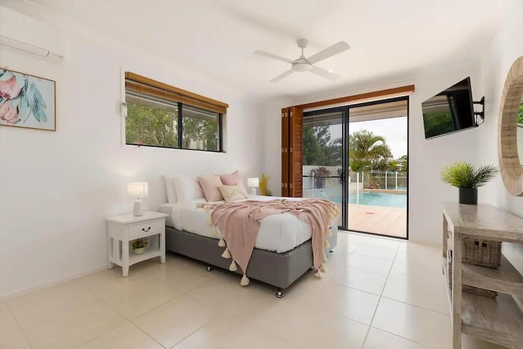 Vila Stunning Waterfront Coastal Retreat, Sleeps 13 Twin Waters 0*,
