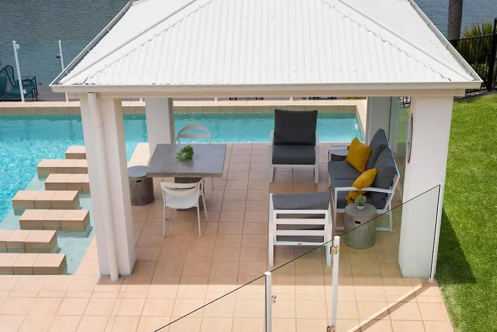 Vila Stunning Waterfront Coastal Retreat, Sleeps 13 Twin Waters 0*,  Austrálie