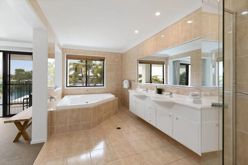 Vila Stunning Waterfront Coastal Retreat, Sleeps 13 Twin Waters