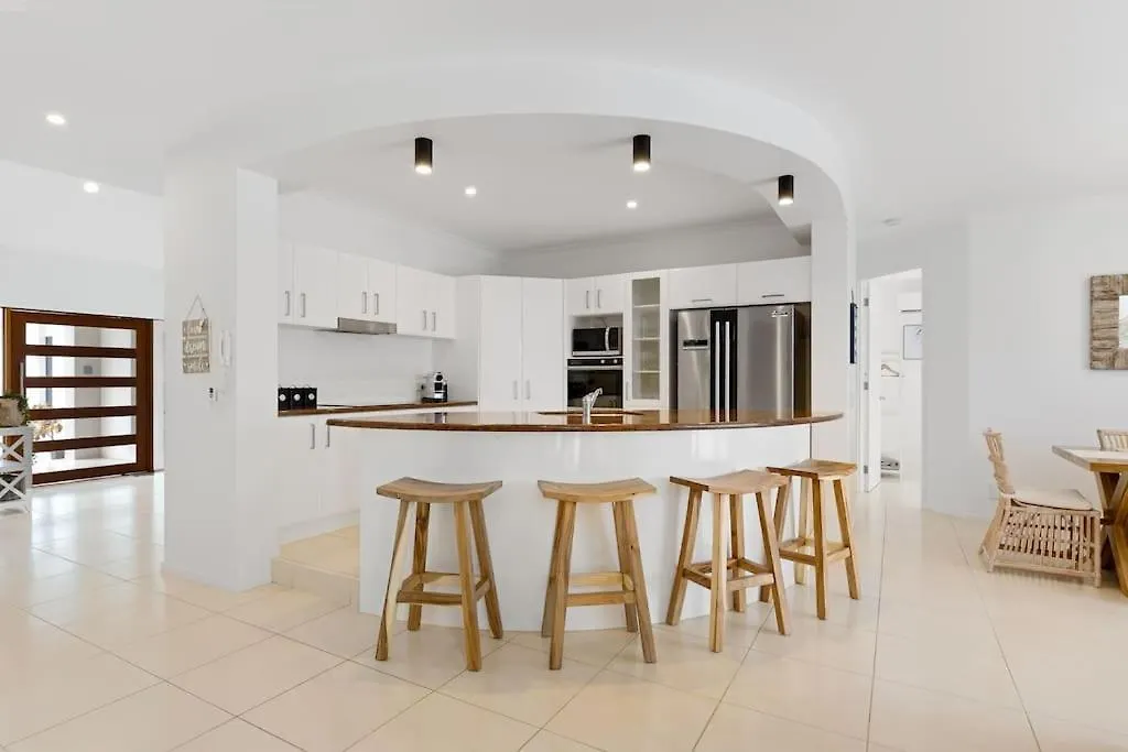 Vila Stunning Waterfront Coastal Retreat, Sleeps 13 Twin Waters