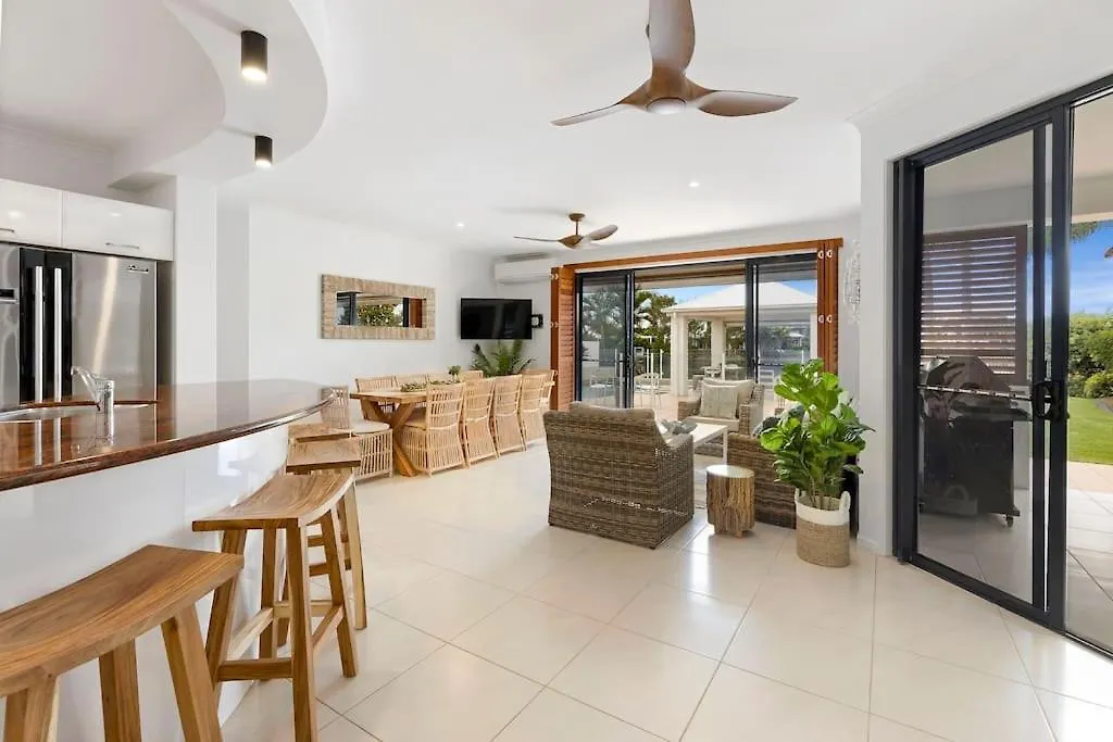 Vila Stunning Waterfront Coastal Retreat, Sleeps 13 Twin Waters