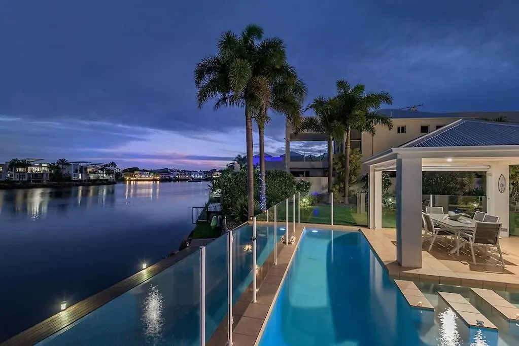 Vila Stunning Waterfront Coastal Retreat, Sleeps 13 Twin Waters Austrálie